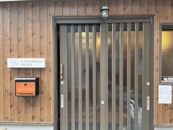 Front of property - Hanamachi guesthouse - Hostel  (Osaka)