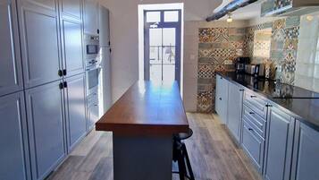 Een koelkast, een magnetron, een oven, een kookplaat