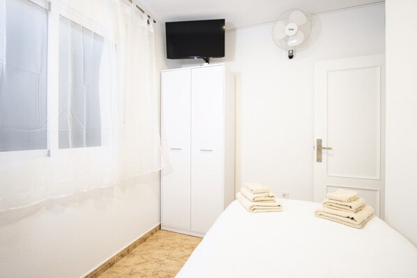 2 bedrooms, iron/ironing board, free WiFi, bed sheets