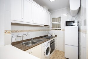 Refrigerador, microondas, horno y cafetera y tetera