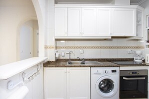 Fridge, microwave, oven, coffee/tea maker