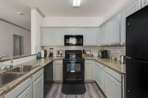 Private kitchen - Spacious Black and White 4-bedroom townhome in charming Grand Prairie (Grand Prairie)