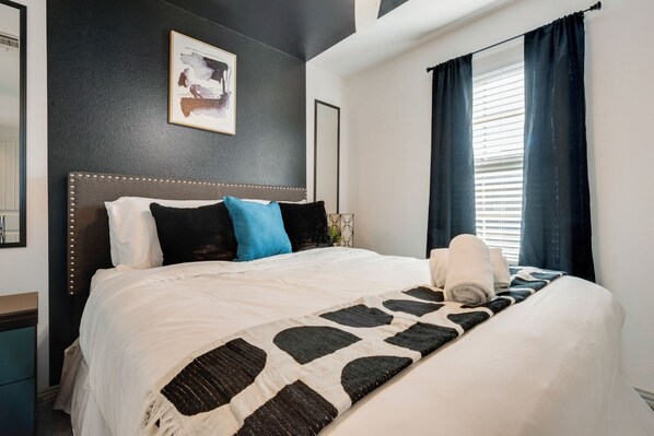 4 bedrooms, iron/ironing board, WiFi, bed sheets - Spacious Black and White 4-bedroom townhome in charming Grand Prairie (Grand Prairie)