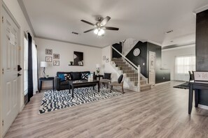 Living area - Spacious Black and White 4-bedroom townhome in charming Grand Prairie (Grand Prairie)