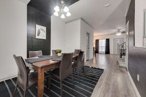 Dining - Spacious Black and White 4-bedroom townhome in charming Grand Prairie (Grand Prairie)