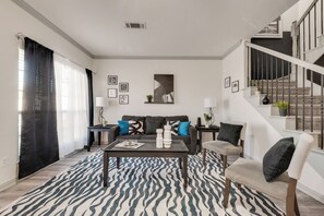 Living area - Spacious Black and White 4-bedroom townhome in charming Grand Prairie (Grand Prairie)