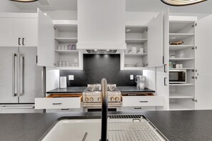 Frigorífico, microondas, horno y lavavajillas