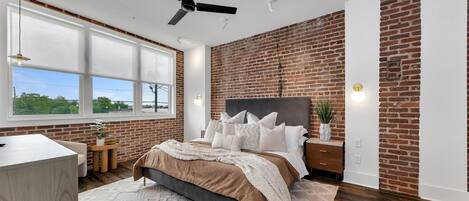 1 makuuhuone, työpöytä, silitysrauta/-lauta, vauvan matkasänky