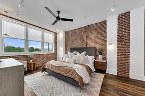 1 dormitorio, escritorio, tabla de planchar con plancha y cuna de viaje