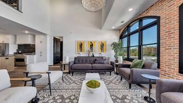 Smart TV, chimenea y impresora