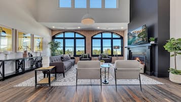 Smart TV, chimenea y impresora