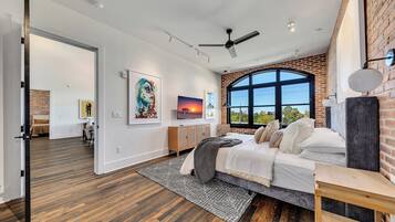 6 habitaciones, escritorio y tabla de planchar con plancha