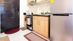 Condo, 1 Bedroom, Private Pool | Private kitchen - Avant City Suites - Serene Oasis in the Heart of Bonifacio Global City (Taguig)
