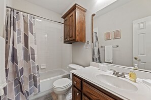 Séchoir à cheveux, serviettes fournies, savon, papier de toilette