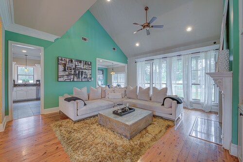 Spacious 5-bedroom house with WiFi, Fireplace in superb Prairieville