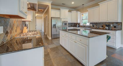 Spacious 5-bedroom house with WiFi, Fireplace in superb Prairieville