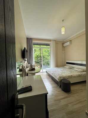 6 bedrooms, iron/ironing board, WiFi