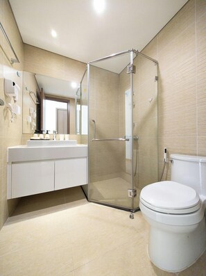 Shower, free toiletries, hair dryer, slippers - VinHomes Skylake Apartment My Dinh Nam Tu Liem (Hanoi)