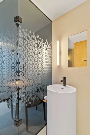 淋浴设施、吹风机、毛巾