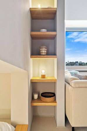 Tabla de planchar con plancha, wifi y ropa de cama