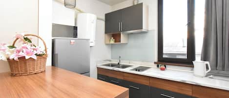 Classic Apartment, City View | Private kitchen | Microwave, stovetop, cookware/dishes/utensils