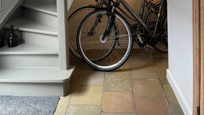 Un escalier avec un vélo garé en bas.