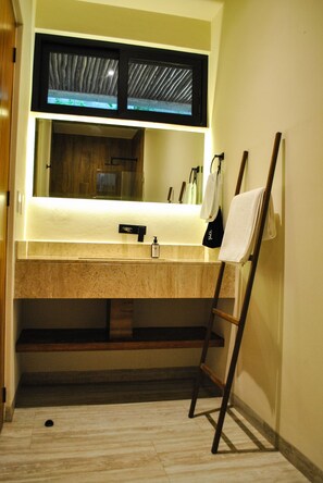 Executive-Apartment, 1 Schlafzimmer, eigener Pool | Badezimmer | Kostenlose Toilettenartikel, Haartrockner, Handtücher, Seife