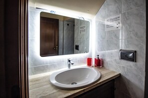 Shower, eco-friendly toiletries, hair dryer, bidet - The pleasure of feeling at home (Perugia)