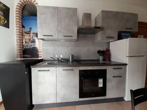 ثلاجة، فرن، مستلزمات طهي/أطباق/أوعية، توابل