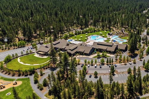 Sunriver Circle 4 | Hot Tub 6 Beds 8 SHARC Passes