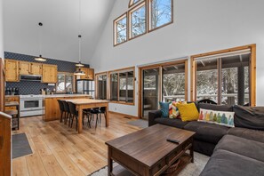 Interior - Sunriver Circle 4 | Hot Tub 6 Beds 8 SHARC Passes (Sunriver)