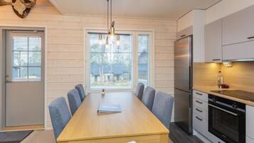 Fridge, microwave, dishwasher, cookware/dishes/utensils