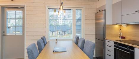 Een koelkast, een microgolfoven, een vaatwasser