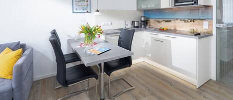 Køleskab, mikrobølgeovn, kogeplade, opvaskemaskine