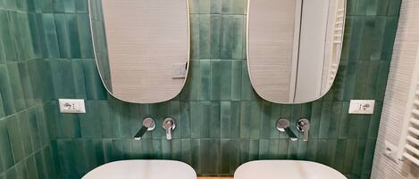 シャワー、ヘアドライヤー、ビデ、タオル