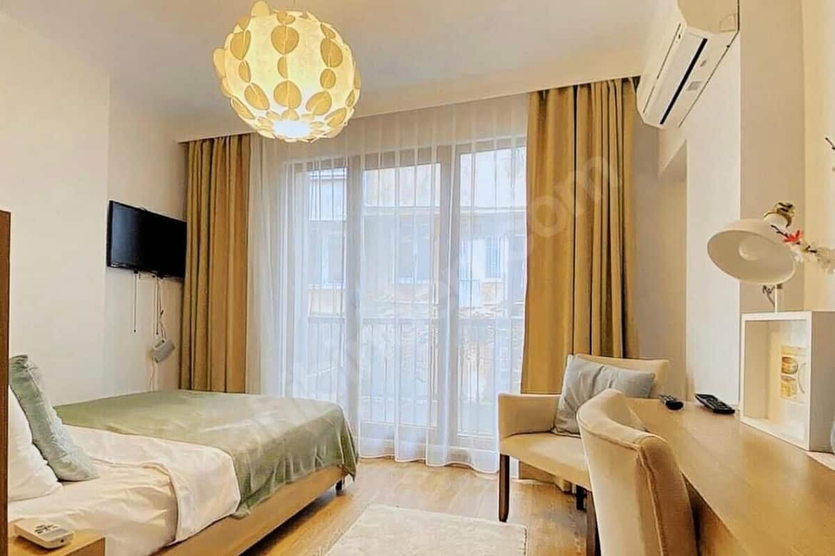 1 bedroom, blackout curtains, soundproofing, iron/ironing board