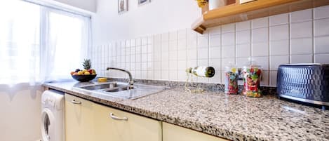 Geladeira, fogão, cooktop, cafeteira/chaleira