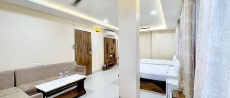 Deluxe Triple Room | Desk, laptop workspace, soundproofing, free WiFi