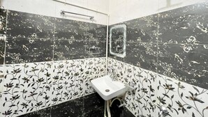 Shower, rainfall showerhead, free toiletries, bidet - Hotel Rudra - near Ghats and Temple (Varanasi)