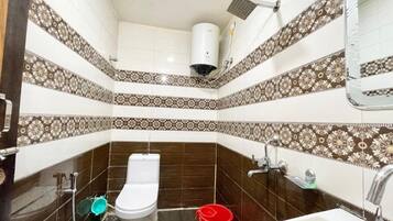 Deluxe Room | Bathroom | Shower, rainfall showerhead, towels, soap