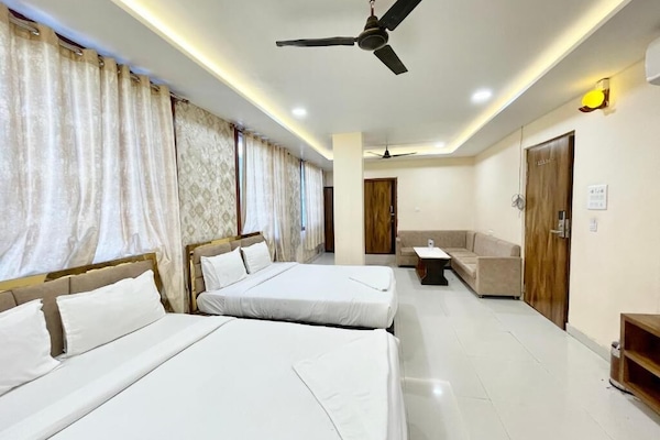 Desk, laptop workspace, soundproofing, free WiFi