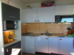 Een koelkast, een microgolfoven, een oven