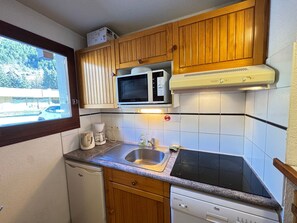 Kjøleskap, mikrobølgeovn, ovn og oppvaskmaskin