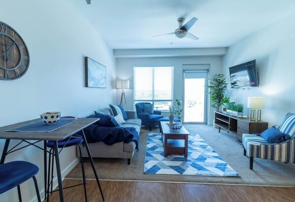 Living area - Stunning 2-Bed in Grandview (Columbus)