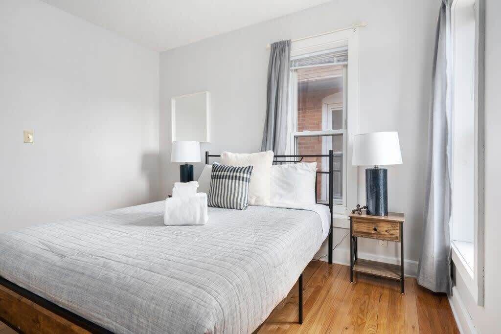 3 bedrooms, desk, WiFi, bed sheets