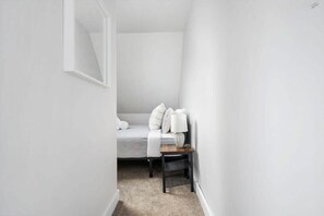 Room - Spacious 3 Bedroom near OSU and High St. (Columbus)