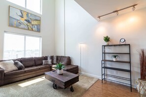 Living area - Luxury 2 Bed with a loft (Columbus)