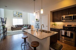 Private kitchen - Luxury 2 Bed with a loft (Columbus)