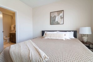 3 slaapkamers, een bureau, een strijkplank/strijkijzer, wifi