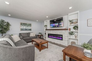 TV, caminetto, libri, studio